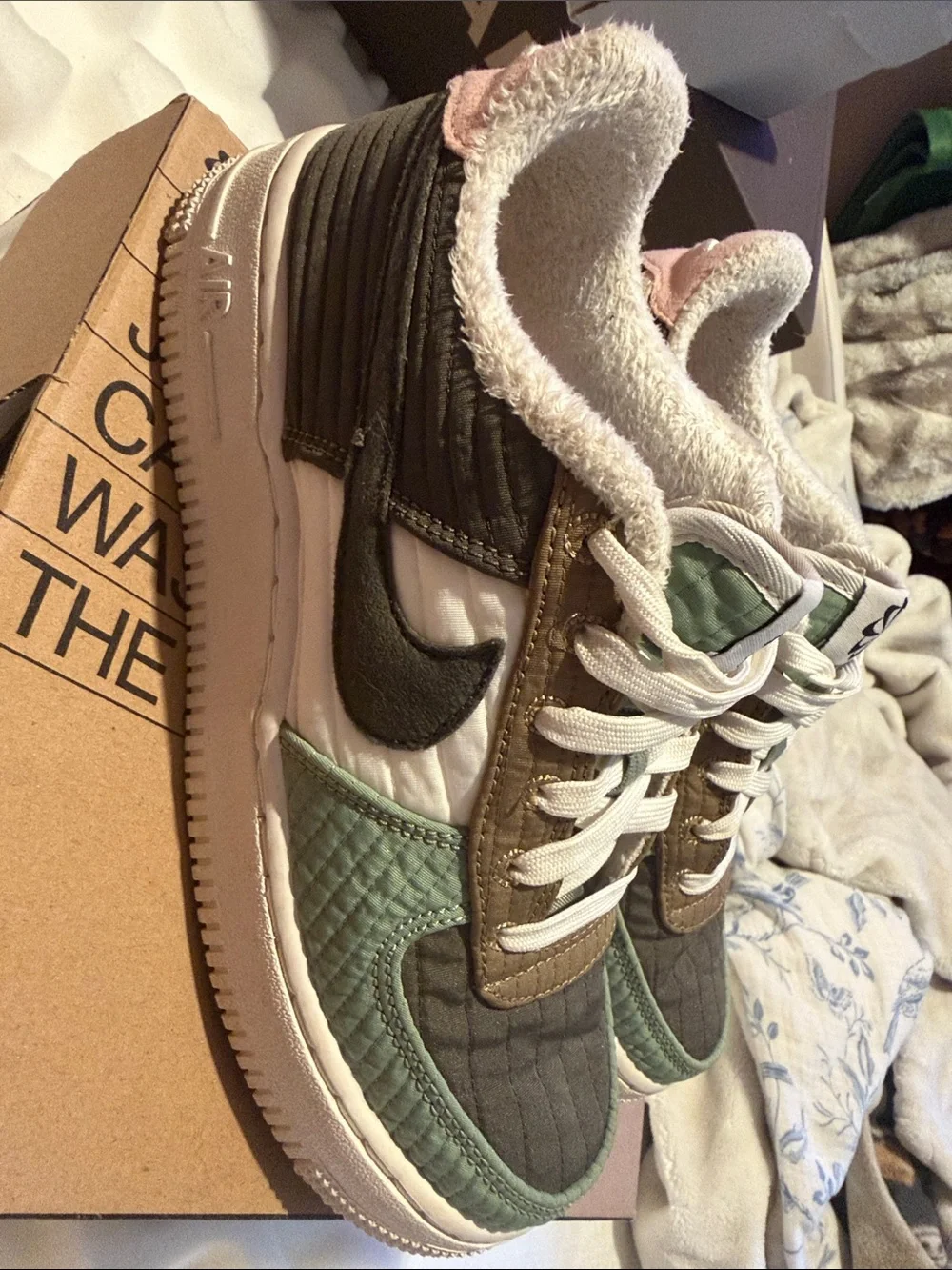 Nike Kids Low-Top Sneakers in Olive Green, Dark Green & Pink